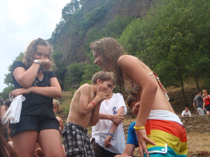 Village Camps International Summer Camp Ard&egrave;che, France 2019-07-26 https://www.villagecamps.com/journals_admin/images/71-1-Something is very funny!.jpg